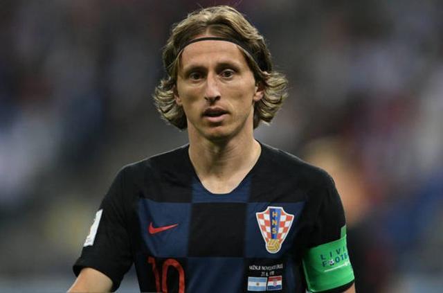 2-0！奥尔莫破球荒，巴萨体验皇马的苦，复仇鱼腩重返榜首！